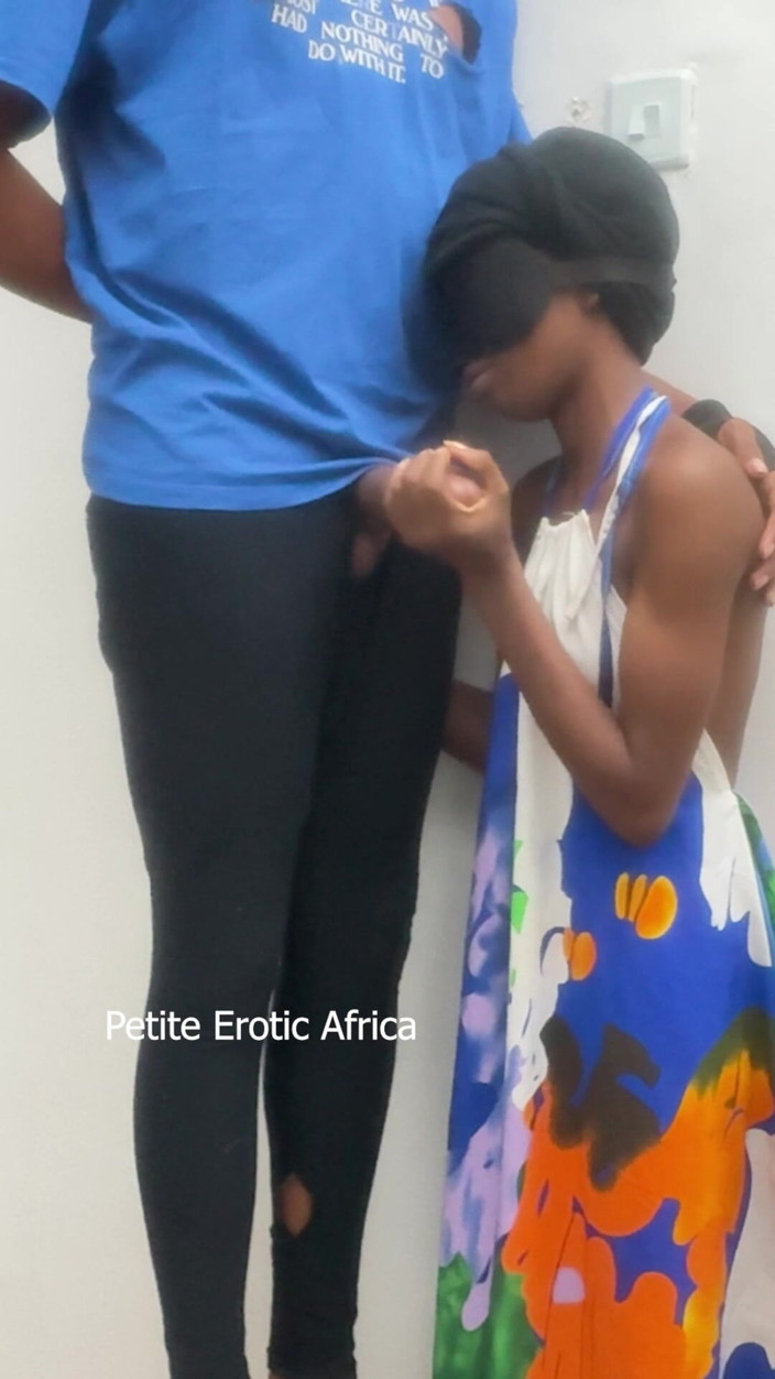 Petite Erotic Africa: Demasiado apretado para entrar