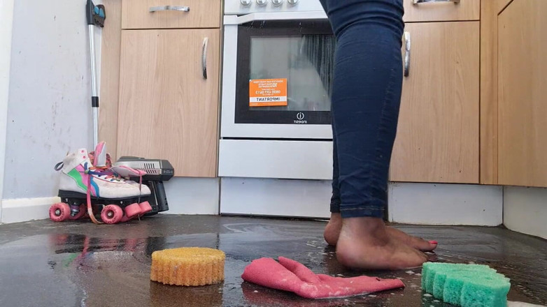 Simp to my ebony feet: Membersihkan lantai dengan kaki kotor