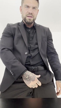 Beau Gosse Se Fait Tatouer En Costume