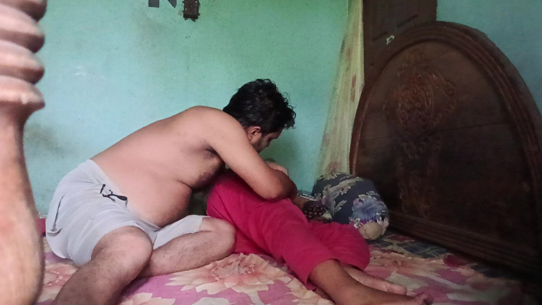 Illegal Couple: Je baise ma copine seule à la maison