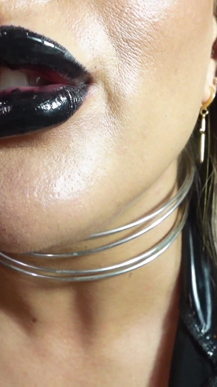 Anitta: Mindmelting Black Lipstick
