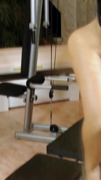 Netter arsch, mädchen mit tiefen muschi-penetrationen im fitnessstudio gefickt