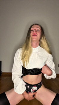 Magrinha loira Femboy cavalgando pau