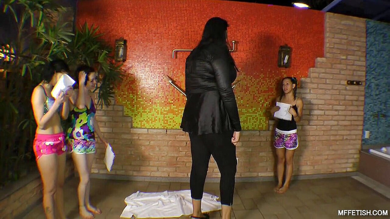 MF Fetish: Obryně Cinthia a její obrovské a smrtelně nebezpečné ruce