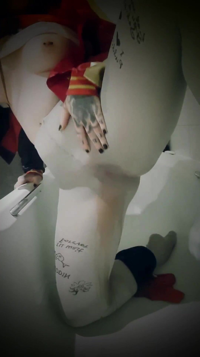Yourfavecumslut: Harley Quinn在浴缸里撒尿