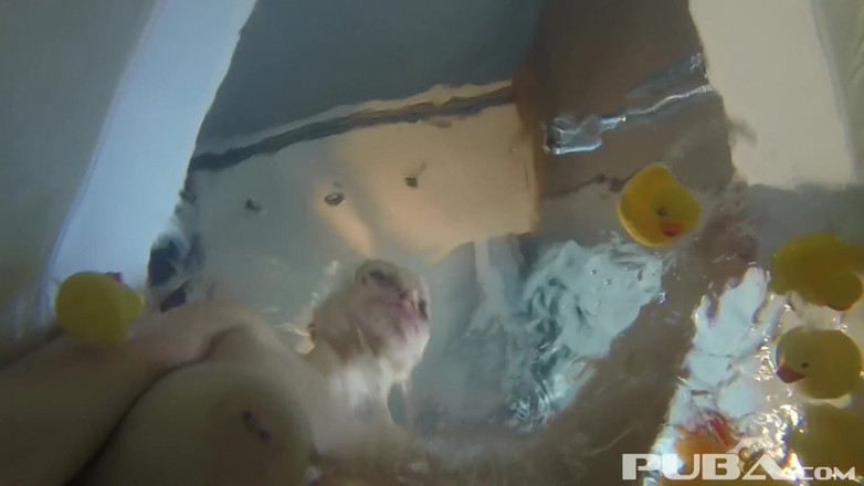 PUBA Solo: Nadia和一些橡胶鸭子洗澡