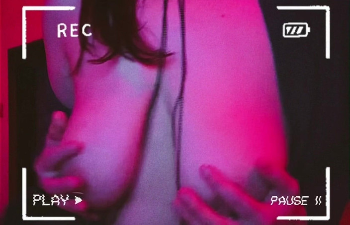 Mrs_KittyCat: セクシーな熟女がピアスされたおっぱいで遊ぶ