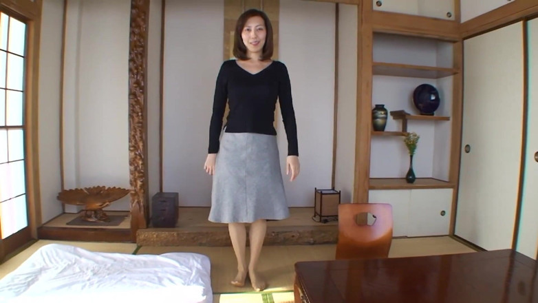 Asiatiques: 幅アジア熟女ストリッピングと彼女が持っているものを示す