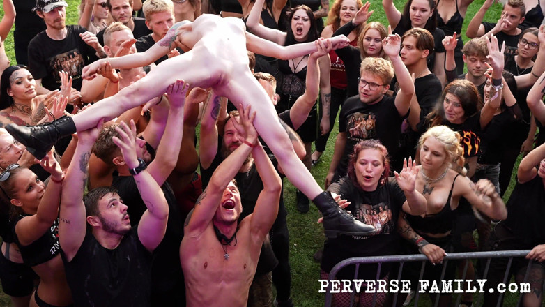 Perverse Family: Perverse Family 58.2 (ซีซั่น 5): เย็ดระหว่างคอนเสิร์ต