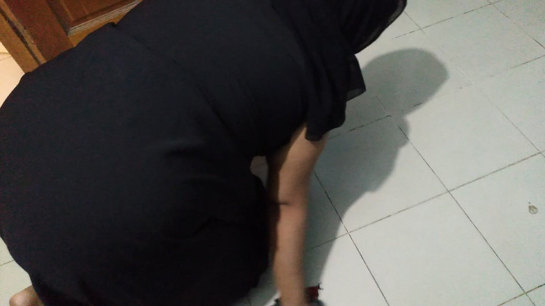 Aria Mia: Пакистанская милфу-горничную с большой задницей грубо трахнул мужик, кончает из ее рук