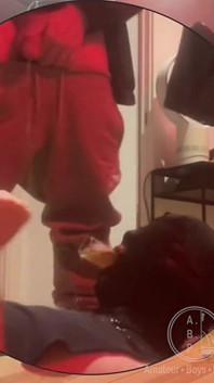 Un amatrice pisse dans un verre dans la bouche de son ami