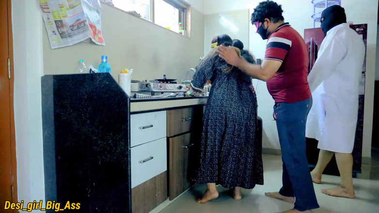Nadiya: Seks berempat panas di dapur