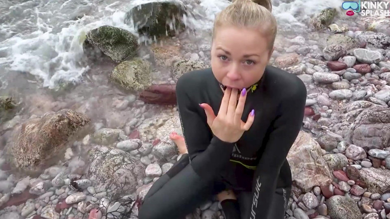 UKCuteGirl Lucy Lauren: Neoprene Kink Umedă și cu căluș în mare