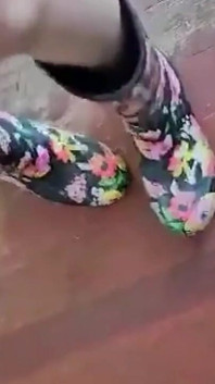 Oh, mira todos esos diferentes ángulos y ubicaciones en los que se encuentran mis botas de lluvia de goma mientras mis sexy tamaño 6 pies disfrutan de la forma en que se humillan