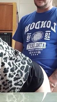 Kızımı mutfakta evlenme teklifi etmeden önce mutfakta sikiyorum