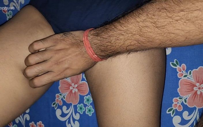 Riya Bonguus: Sex indian de pizdă bhabhi sexy penetrată cu degetul și futută...