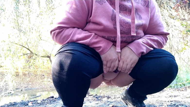 Elena: Curvilínea milf de leggings mijando no parque