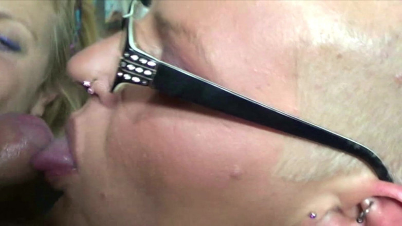 Filles Francaises: फ्रांस की ऑफिस रंडी तीन लोगों वाली चुदाई में लंड चूसने के लिए गई