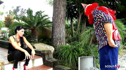 Full porn collection: Clovnul fute o mamă sexy curvă excitată Suhaila în cur la...