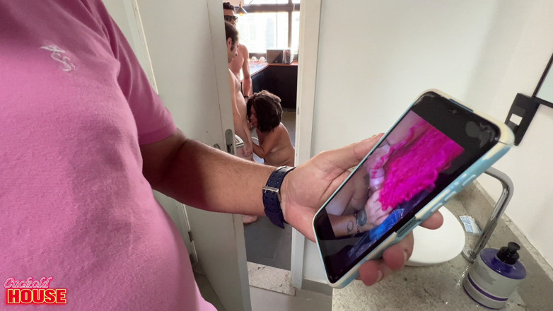CuckoldHouse: 欲求不満な年上の女性が、夫が連れてきた二人の男性とセックスをしている