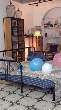 My18teens - roztomilá dívka v bílých kalhotkách kouří balónky a hraje si se svou kundičkou