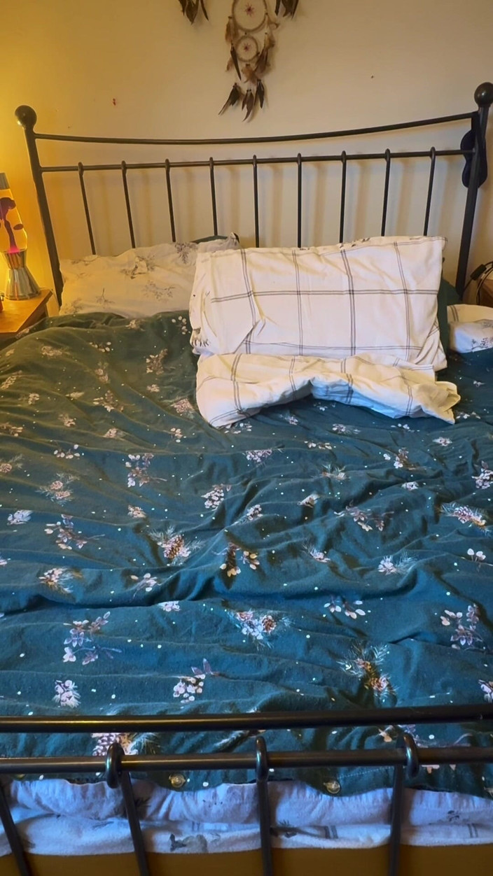 Frequentmasturbation: Trình Diễn Cho Bạn Cùng Nhà