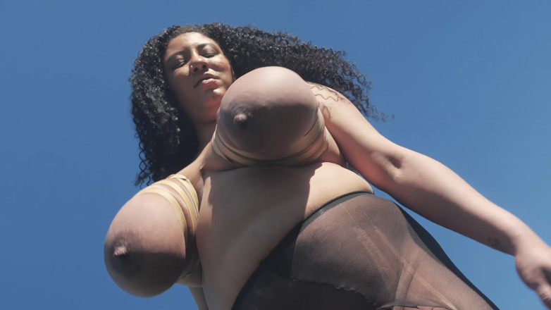 Stephanie Roberts: Danni tetas de elástico ao ar livre