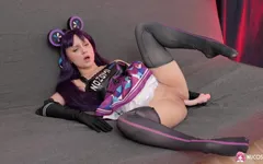 Ketty small은 다른 게임을 하고 싶어하는 게이머 소녀입니다.