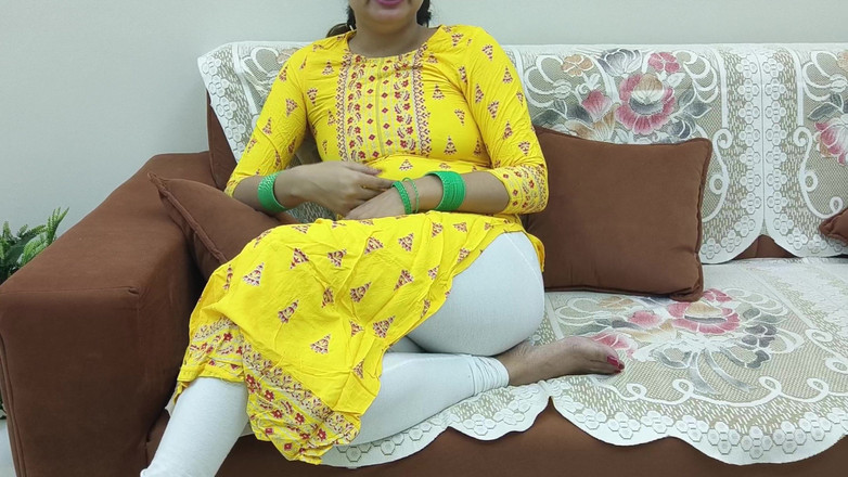 Saarabhabhi6: Indisk desi kvinna i en Sari på en soffa som...