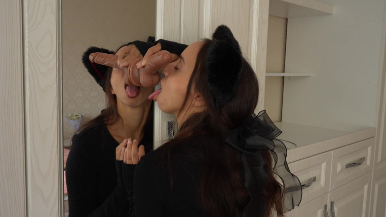 Pantera Nika: Catgirl Chupa Vibrador No Espelho