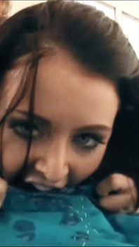 Busty Brit Sophie Dee jest cum pokryte!