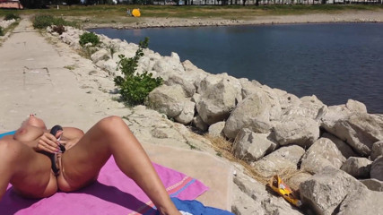 Mature Climax - 100% Mature Videos: Prsatá zralá masturbuje a honí