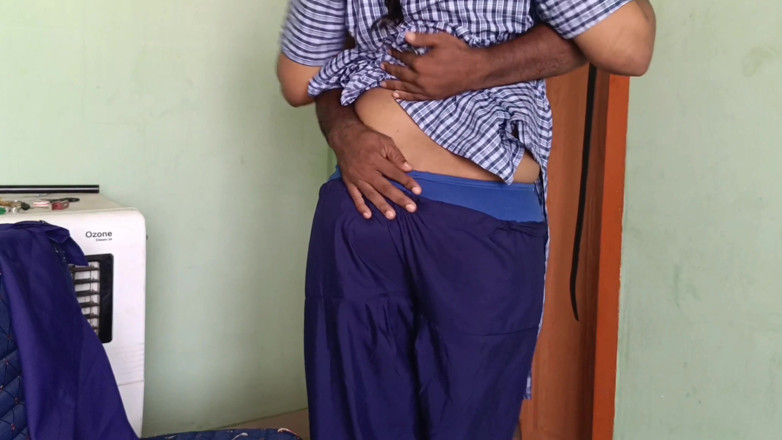 Palani69: Estudante compartilhou a cama com o professor durante o horário...