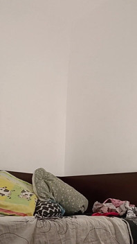 Soție sexy antrenament acasă goală. Soția amatoare se masturbează cu degetele în pizdă.