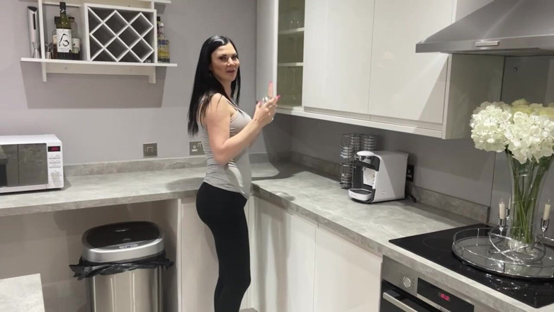 Jasmine Jae: Šukání sexy kamarádky, nadržený nevlastní syn