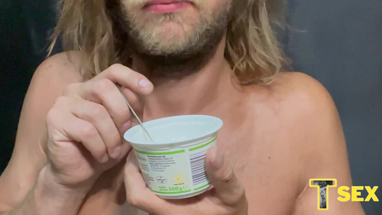 Fem Bi: これは、射精、カットフェムボーイ、精液を食べる方がおいしいです