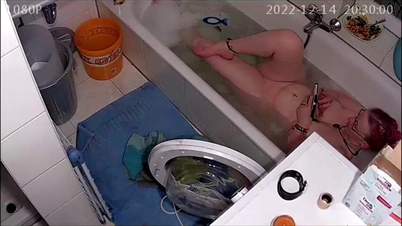 KittieNoOne: お風呂に入っているところを見つかった(音なし)