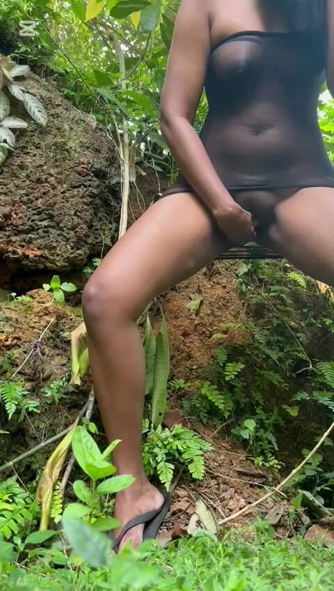 Sweetysingle: 自制的屁股插头假阳具操逼在房子外的斯蒂兰坎继母