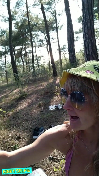 Sasha Bikeyeva: Selfie pervers - baise rapide dans la forêt. Pipe, léchage de...