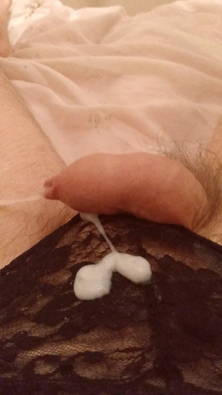 Cindy Belfast: Cindy stříká na své černé Lacey kalhotky