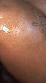 Candice Nicole est une peau d'ébène tatouée qui baise une bite noire - n ° 2