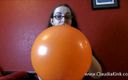 ClaudiaKink: Suflând și jucându-se cu un balon uriaș