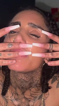 Wytatuowana milf osusza przyjaciela swojej siostry Tobi Dry