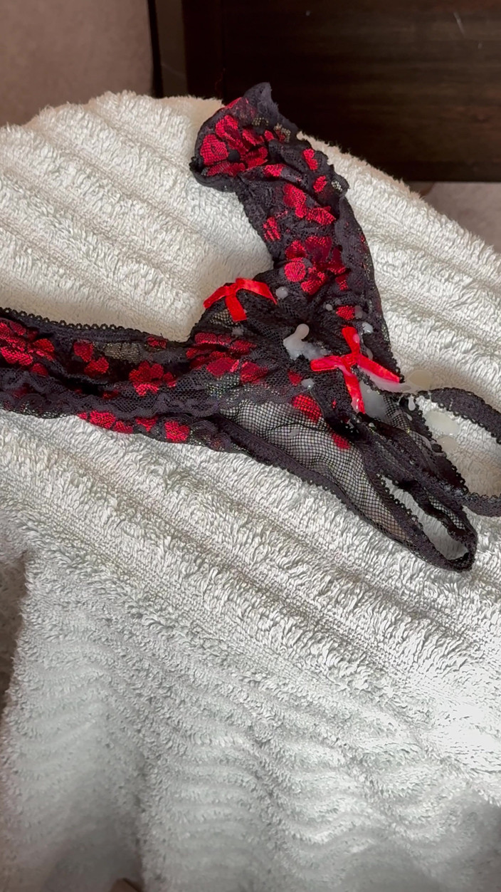 CumDaily: Éjaculation sur la culotte de ma femme 11