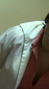 Un doctor cu sâni uriași falși îi dă pacientului din ghetou o doză zilnică de sex