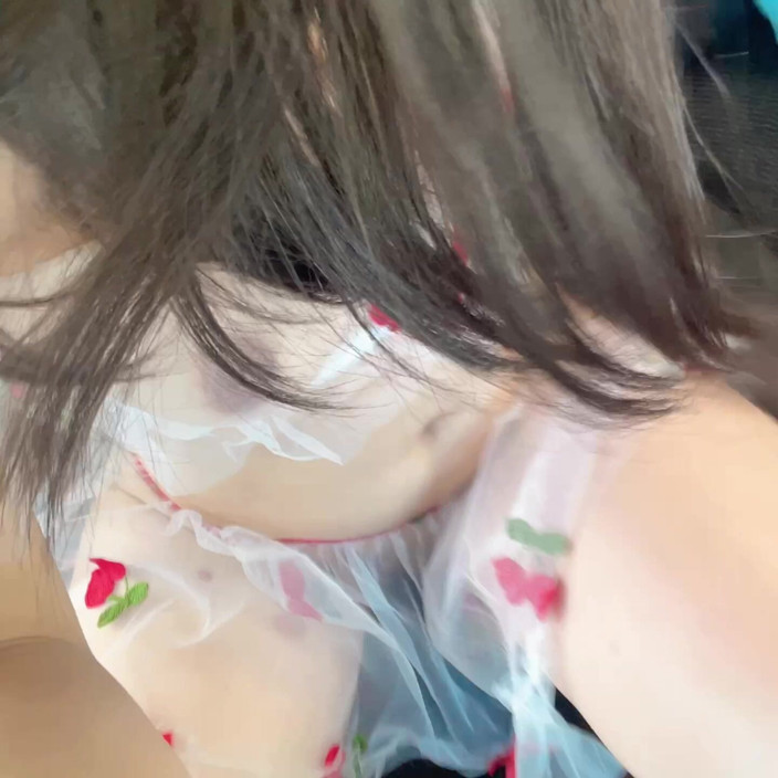 sweethanajapanese: 娇小身材 穿着性感裙子