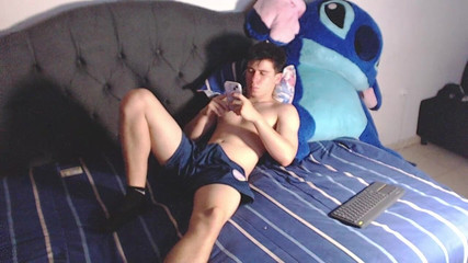 Icyhot707: Me Jalo La Polla En Mi Cama