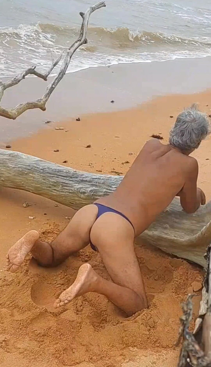 Ladysilvas: Ladysilva बिकनी में समुद्र तट पर शरारती हॉट गांड क्या है