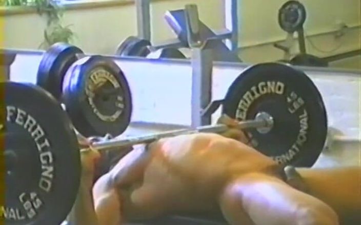 Homegrown Vintage: Sex anonim în sala de sport