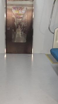 Teşhir külotu ve amcık, mini etekli öğrenci üniformalı kız trende grin erkek ofis çalışanıyla azdırıyor ve onu fap'a götürüyor